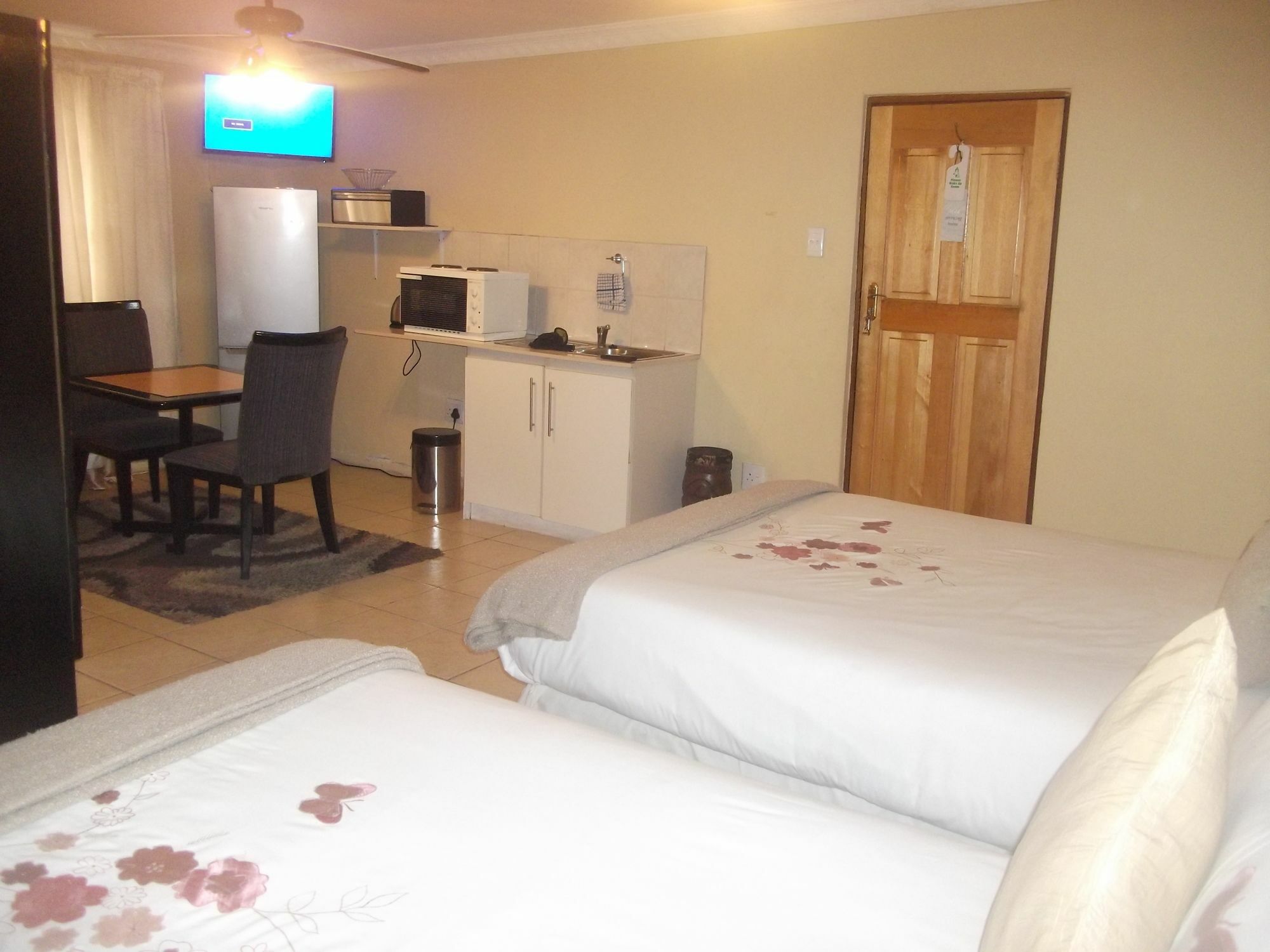Mbalentle Guesthouse Bishop Lavis Exterior photo